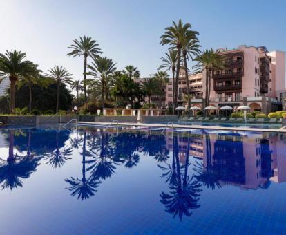 Foto de la piscina al aire libre disponible todo el año de este fabuloso hotel.