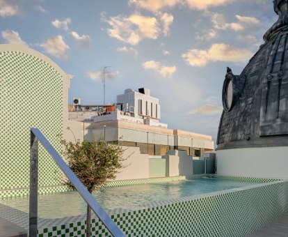 Foto de la piscina al aire libre disponible todo el año de este hotel.