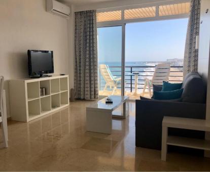 Foto de la sala de estar con vistas al mar de este apartamento con terraza.