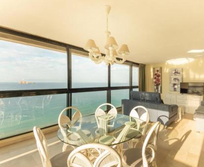Foto de las instalaciones de este apartamento con vistas al mar.