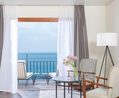 Foto de las instalaciones de este hotel con vistas al mar.