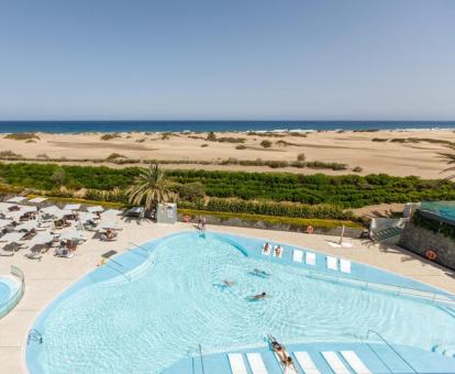 Foto de la piscina al aire libre disponible todo el año de este hotel.