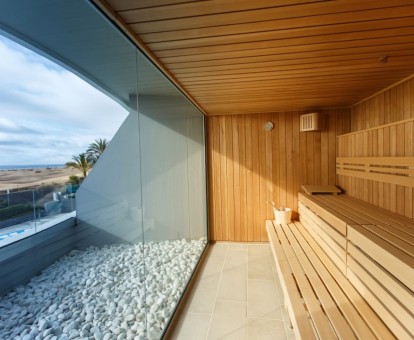 Foto de la sauna del spa con vistas a las dunas.