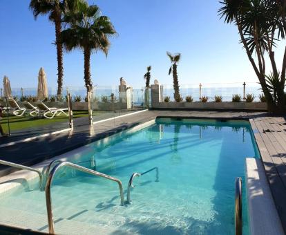 Foto de la piscina comunitaria con vistas al mar de este hotel.