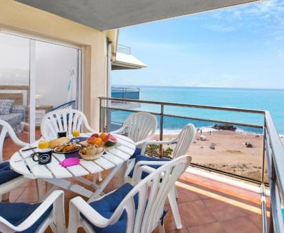 Foto de las instalaciones de este hotel con vistas al mar.