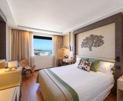 Foto de una de las habitaciones con vistas al mar del hotel.