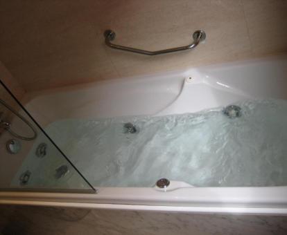  Bañera de hidromasaje privada de la habitación doble deluxe del hotel.