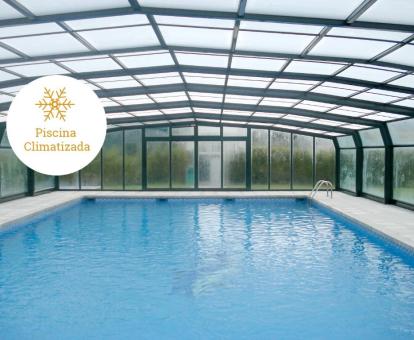 Foto de la piscina cubierta climatizada disponible todo el año con vistas a la naturaleza.