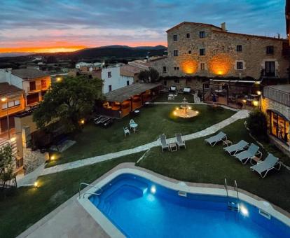 Foto de la piscina al aire libre del hotel, disponible todo el año.