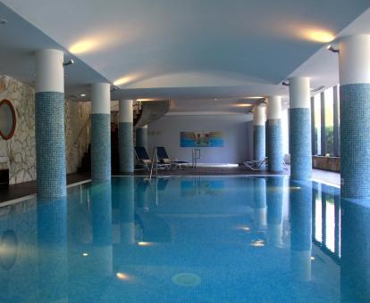 Foto de la piscina del centro de bienestar del hotel.