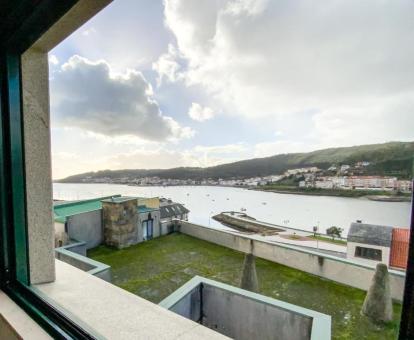 Foto de las vistas al mar desde la ventana de uno de los apartamentos.