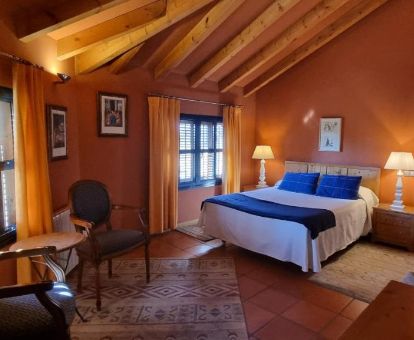 Una de las amplias habitaciones de estilo tradicional de este acogedor hotel.