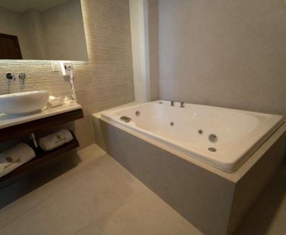 Foto de una de las habitaciones con bañera de hidromasaje del hotel.