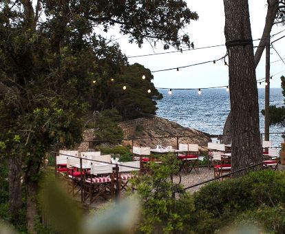 Hermosa terraza con mobiliario y vistas al mar de este bello hotel solo para adultos.