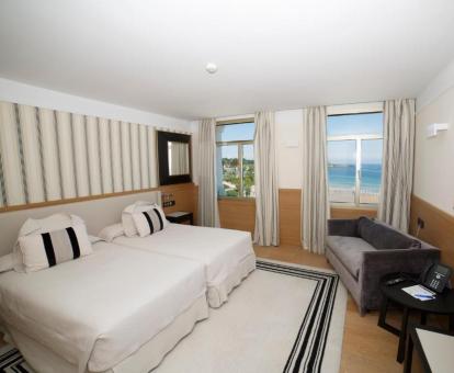 Foto de un de las elegantes habitaciones con vistas al mar.