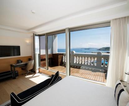 Foto de una de las preciosas habitaciones con terraza y vistas al mar.