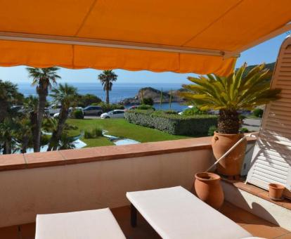 Foto de las instalaciones de este hotel con vistas al mar.