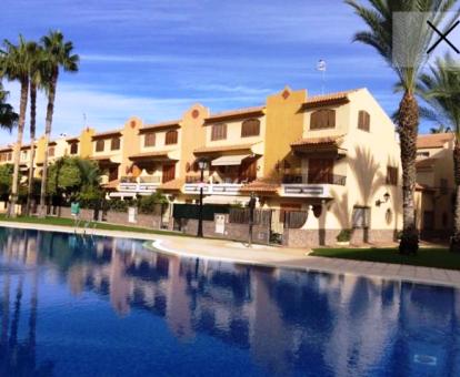 Foto de la piscina al aire libre disponible todo el año de este establecimiento.