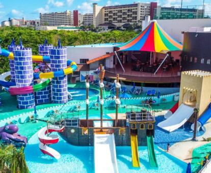 Foto de la piscina con toboganes de agua del hotel.