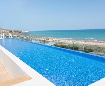 Foto de una de las piscinas al aire libre de este hotel disponibles todo el año. 