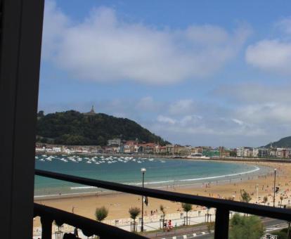 Foto de las instalaciones de este hotel con vistas al mar.