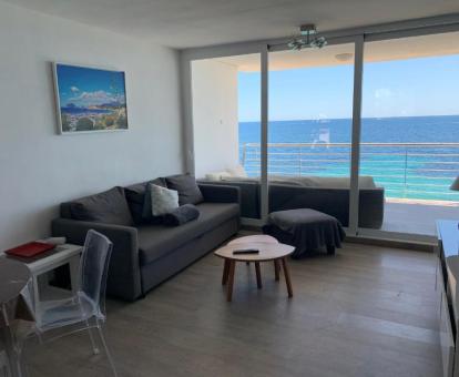 Foto de las instalaciones de este hotel con vistas al mar.