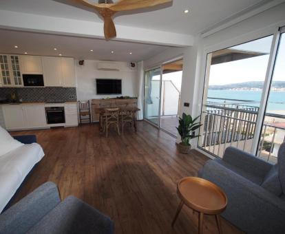 Foto de las instalaciones de este hotel con vistas al mar.