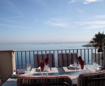 Foto de las instalaciones de este hotel con vistas al mar.