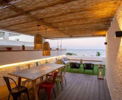 Foto de las instalaciones de este hotel con vistas al mar.