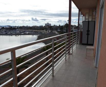 Foto de las instalaciones de este hotel con vistas al mar.