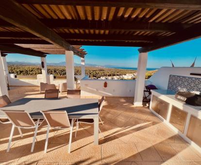 Foto de la terraza privada con vistas al mar del apartamento.