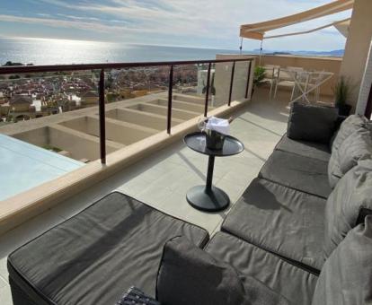 Foto de la amplia terraza amueblada con vistas al mar del apartamento.