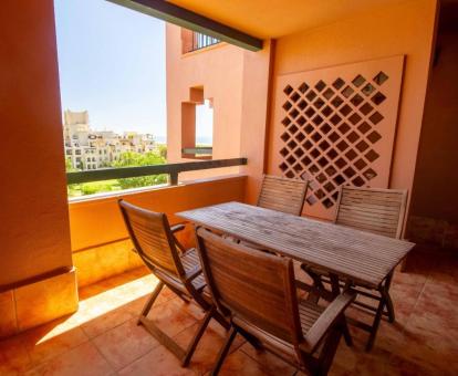 Foto de la terraza con vistas al mar de este apartamento.