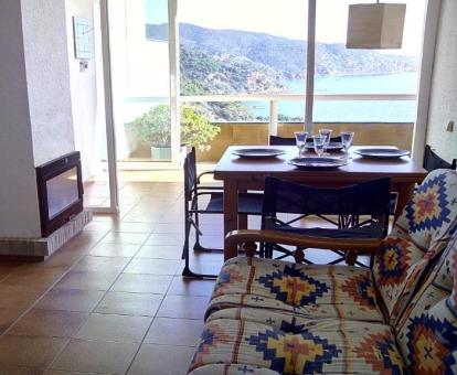 Foto de las instalaciones de este hotel con vistas al mar.