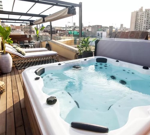 Foto del jacuzzi en la terraza del apartamento Amazing new apartment with rooftop jacuzzi con vistas a la ciudad de Barcelona en la Ciutat Vella