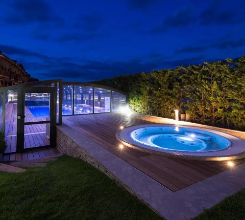 Foto del jacuzzi que se encuentra junto a la piscina cubierta climatizada en los apartamentos Apartaments Turístics Puigcerdà - La Closa