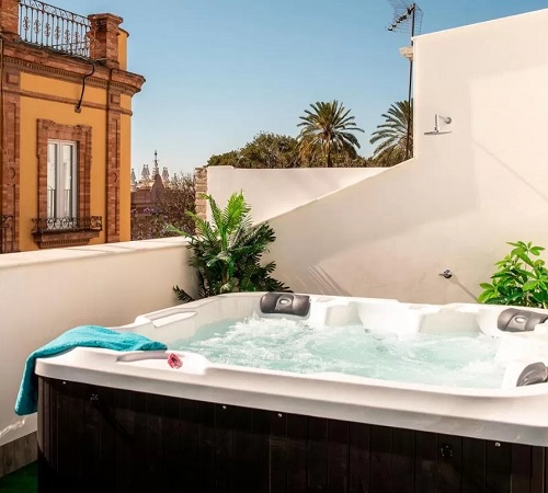 Foto del jacuzzi en la terraza de los apartamentos Genteel Home Acanthus con vistas a la ciudad de Sevilla