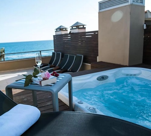 Foto del jacuzzi con vistas al mar en la terraza de los apartamentos Hauzify I Apartaments Grup Claustre