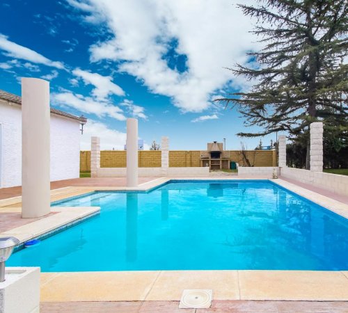 Enorme piscina que se encuentra a la salida de la Lavish Villa en la terraza