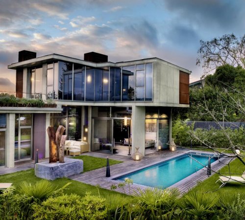 Foto de la Casa de estilo moderno Nola con paredes de grandes cristales situada sobre la piscina