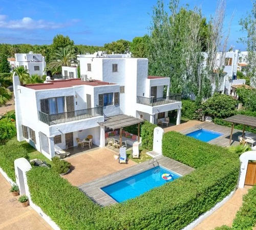 Exterior de Villas S'Argamassa donde vemos la casa para parejas con dos plantas y piscina privada