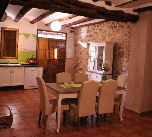 Foto del interior de la Casa Rural Majico con muebles y decoración de estilo rústico