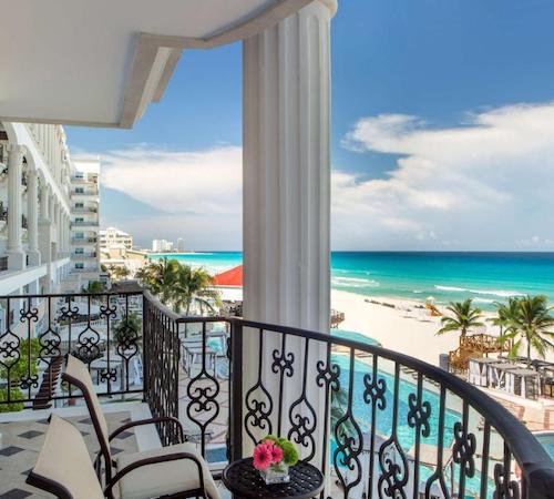 Vista desde una suite con terraza con vistas al mar y las piscinas del hotel Hyatt Zilara Cancun - All Inclusive - Adults Only