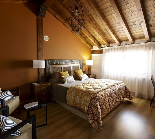 Habitación con terraza y decoración rústica y vigas de madera en el hotel solo para adultos Posada El Azufral