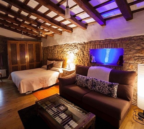 Suite de estilo rústico en Hotel Mas Rabiol de Peratallada ideal para San Valentín donde puedes sorprender a tu pareja con un hotel rural con mucho encanto