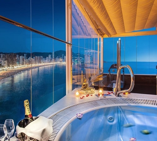 Jacuzzi con vistas a la playa de Benirdorm muy romántico en el hotel solo adultos Hotel Boutique Villa Venecia