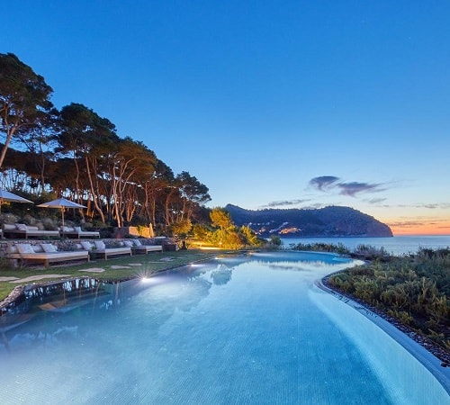Foto de la piscina y camas para descansar y todo rodeado de naturaleza con maravillosas vistas al mar en el Pleta de Mar, Luxury Hotel by Nature - Adults Only