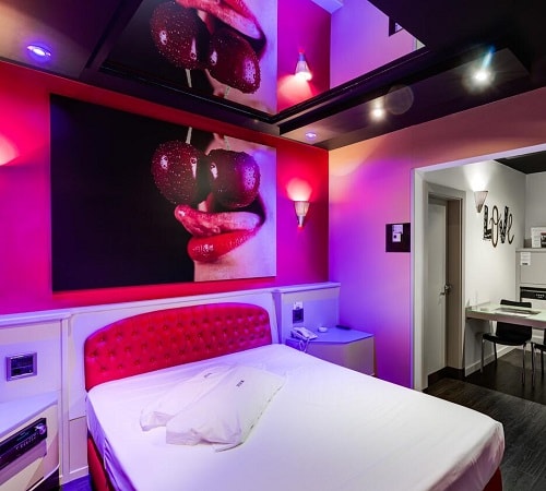 Foto de la habitación con decoración erótica y con jacuzzi privado en el Zouk Hotel en Alcalá de Henares