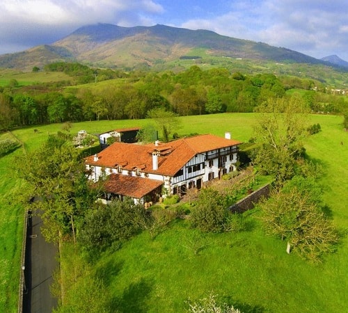 Foto de la casa rural Hotel Señorío de Ursua solo para adultos que se encuentra rodeado de paisajes naturales y prados verdes