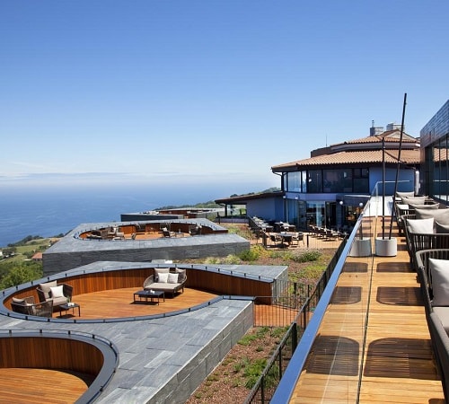 Piscina con vistas en el hotel solo para adultos Akelarre - Relais & Châteaux en San Sebastián ideal para descansar con tu pareja